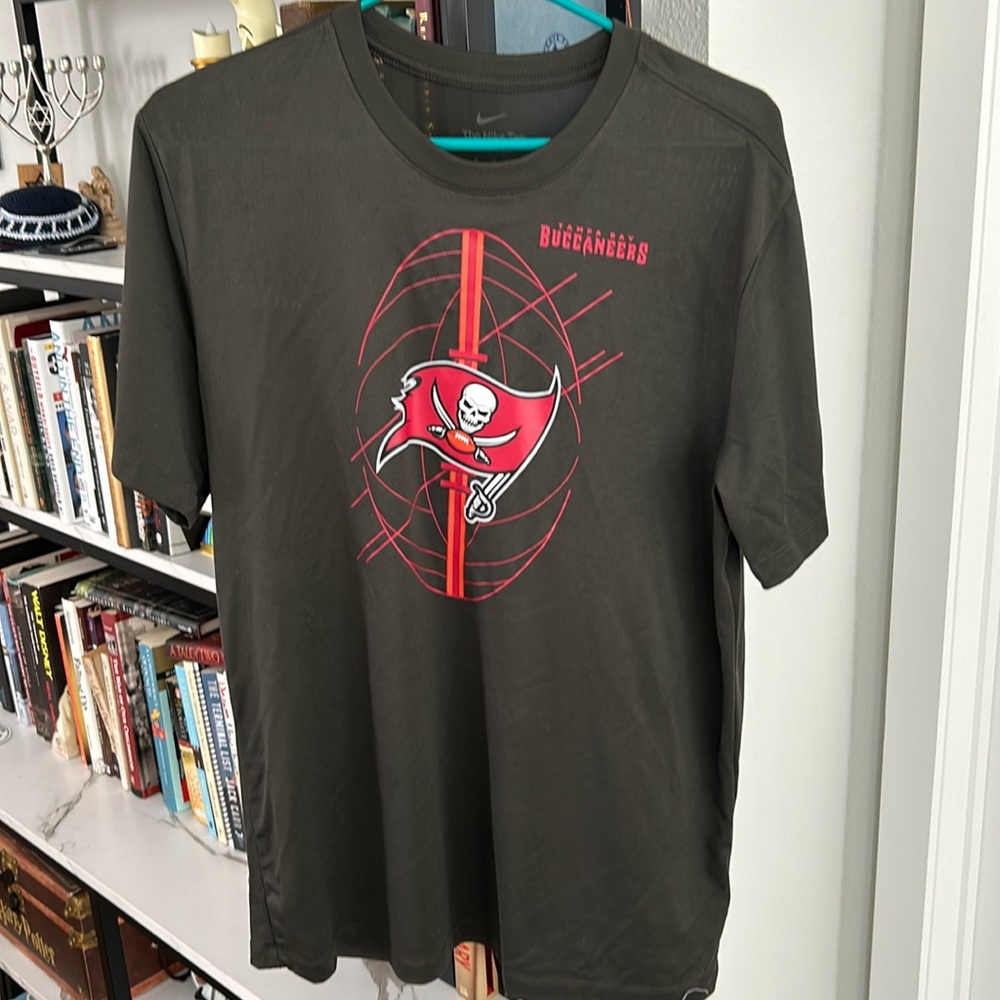 Tampa bay Bucs shirt - Men’s M